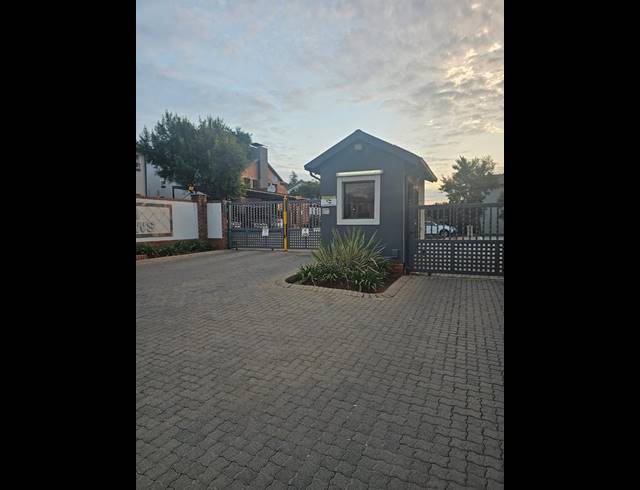 2 BEDROOM TOWNHOUSE FOR SALE IN BIRCH ACRES